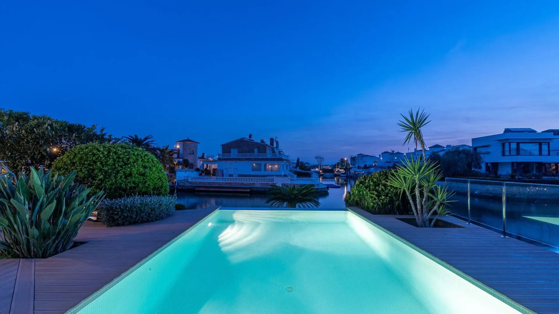 Apart-Rent Villa Fluvia 0002 Empuriabrava 0*,  Spain